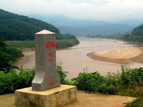 Nơi đầu nguồn của dòng sông Hồng chảy vào đất Việt.