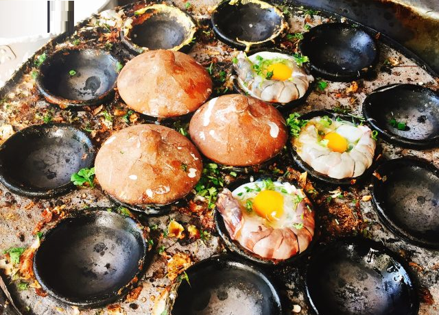 Bánh căn món ăn phổ biển mà bạn không thể bỏ qua khi du lịch Nha Trang