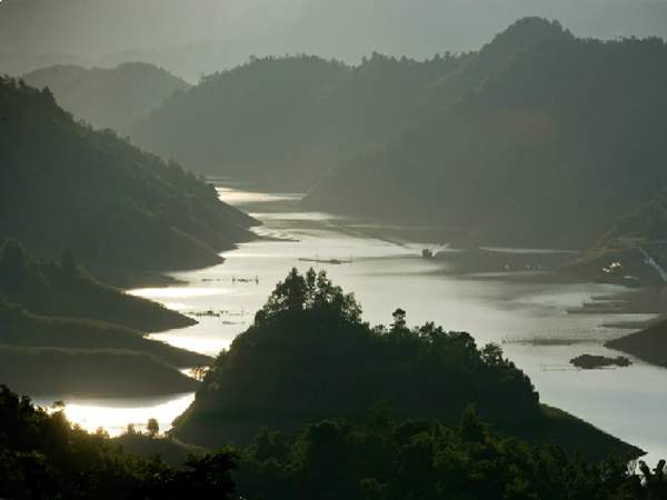 Thung Nai nép mình trong lòng hồ thủy điện Sông Đà