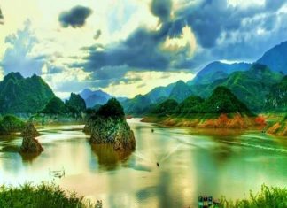 Thung Nai nằm trong lòng hồ sông Đà, cách trung tâm thành phố 25 km và Hà Nội khoảng 110 km