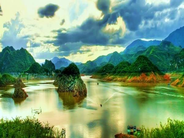 Thung Nai nằm trong lòng hồ sông Đà, cách trung tâm thành phố 25 km và Hà Nội khoảng 110 km