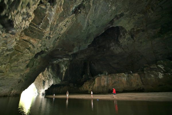 Động Puông là một hang động lớn ở phía Bắc Việt Nam