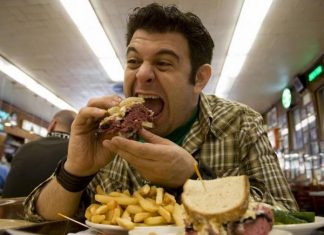 Nằm mơ thấy ăn uống là điềm gì? Đánh lô tô con nào?