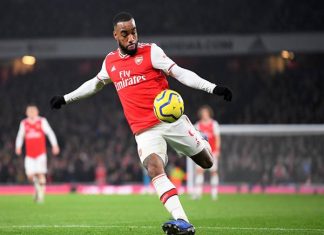 Bóng đá Anh 19/4: Pháo thủ đưa ra quyết định tương lai Lacazette