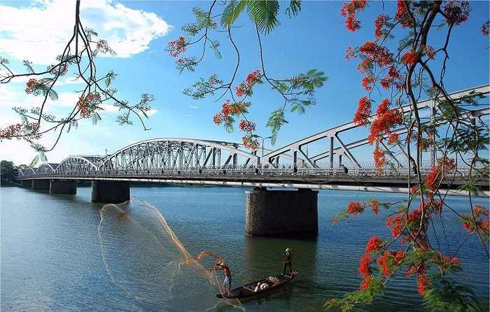 Cầu Tràng Tiền - Danh lam thắng cảnh nổi tiếng ở Huế