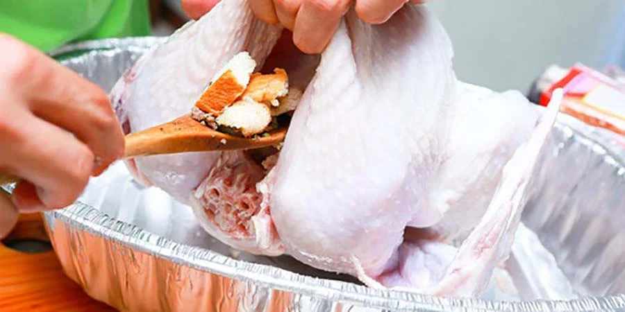 Nhồi phần cái của hỗn hợp vào bụng vịt.