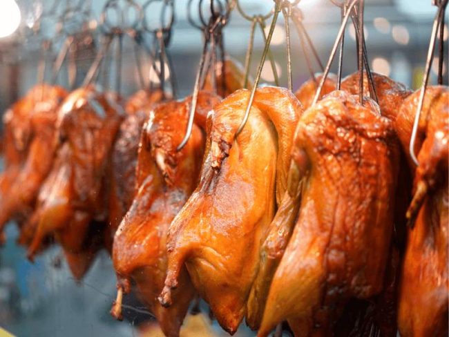 Treo vịt nơi khô thoáng trong 4–6 giờ để da se lại và màu lên đẹp.