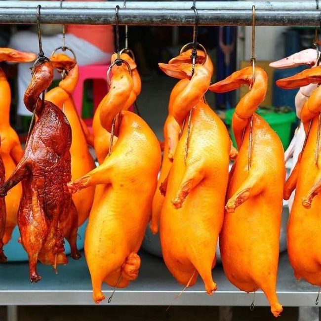 Dùng ống bơm để thổi khí vào giữa da và thịt vịt, giúp da tách ra, khi quay sẽ giòn hơn. Dùng ống bơm để thổi khí vào giữa da và thịt vịt, giúp da tách ra, khi quay sẽ giòn hơn.