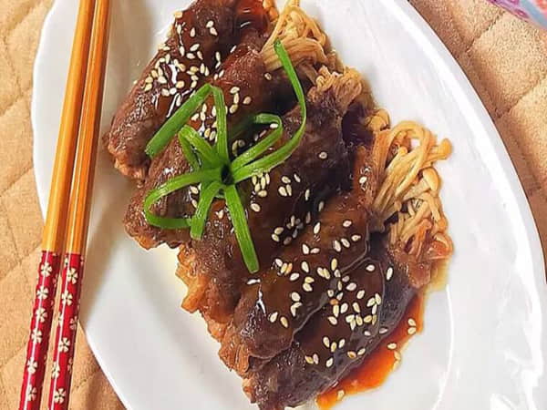 Bò cuộn nấm kim châm – sáng tạo và hấp dẫn