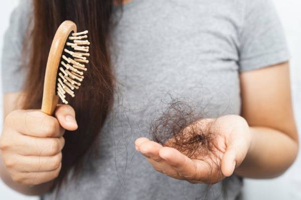 Giải mã giấc mơ thấy tóc rụng từng sợi lẻ tẻ