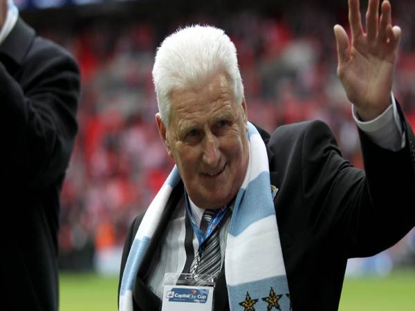 Huấn luyện viên Tony Book 